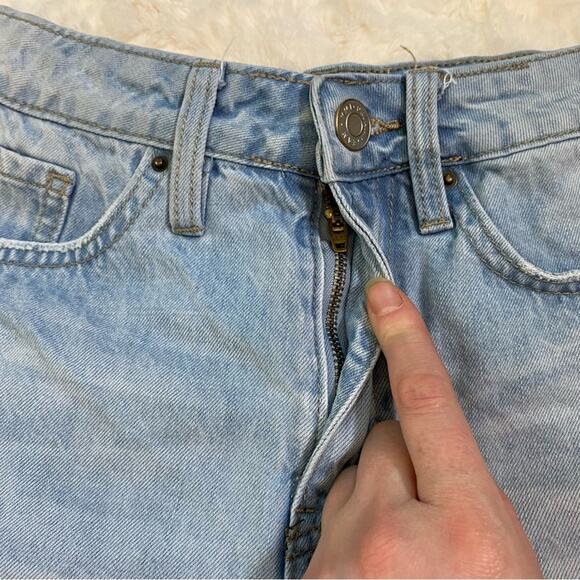 YMI Women's Distressed High Rise Y2K Jean Shorts Size 9/29 Light Wash Denim - Picture 4 of 9